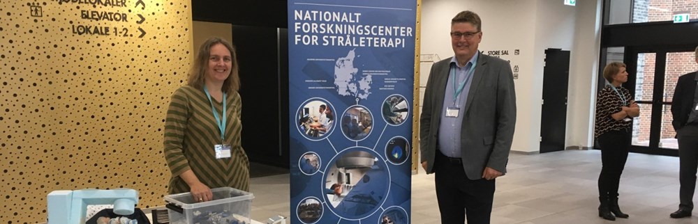 Ved Danske Kræftforskningsdage i Odense var DCCC Stråleterapi repræsenteret med en stand og Cai Grau fortalte om forskningscentret i foredragssalen. På billedet ses koordinator Stine Korreman og centerleder Cai Grau.